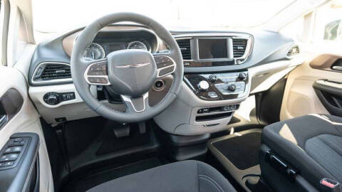2024 Chrysler Voyager LX