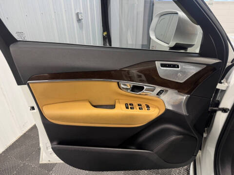 2016 Volvo XC90 T6 Momentum