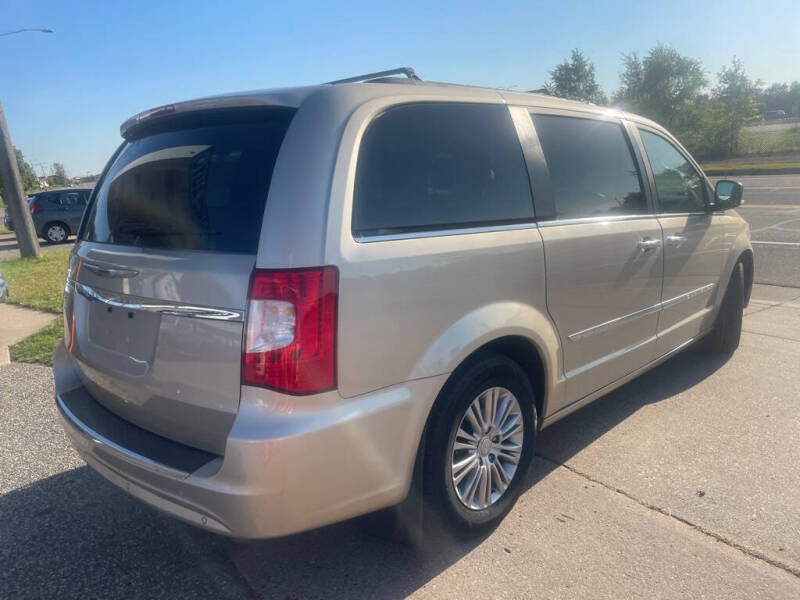 2015 Chrysler Town and Country Touring-L