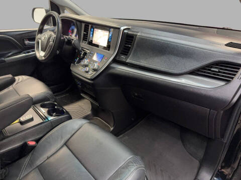2016 Toyota Sienna SE 8-Passenger