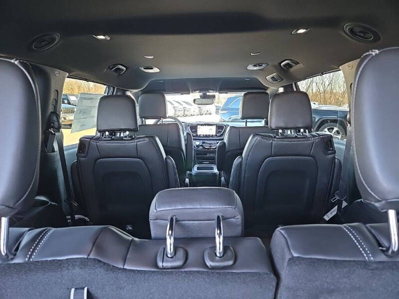 2026 Chrysler Pacifica Select