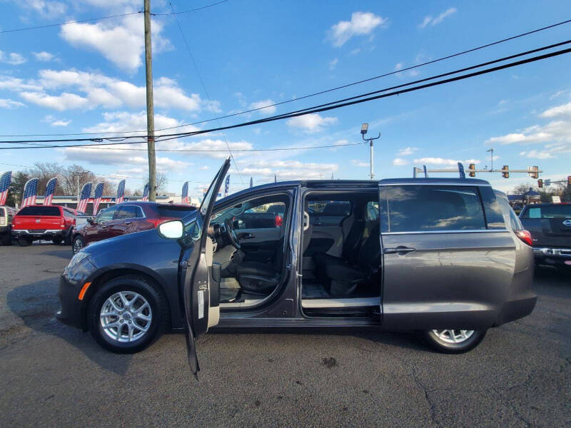 2022 Chrysler Voyager LX