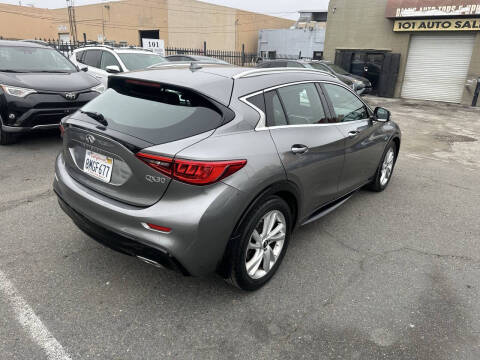 2017 Infiniti QX30 Premium