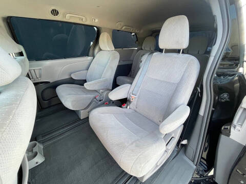 2016 Toyota Sienna LE 7-Passenger Auto Access Seat