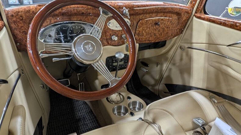1934 Ford Deluxe