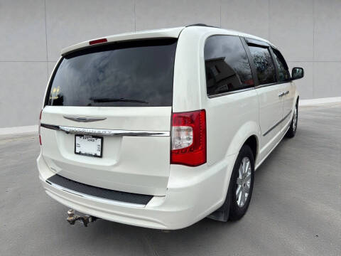 2013 Chrysler Town and Country Touring