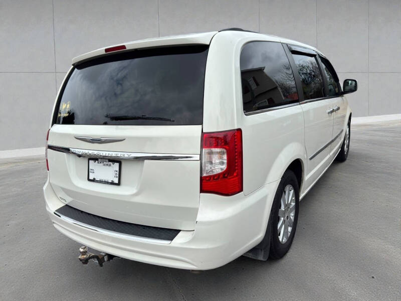 2013 Chrysler Town and Country Touring