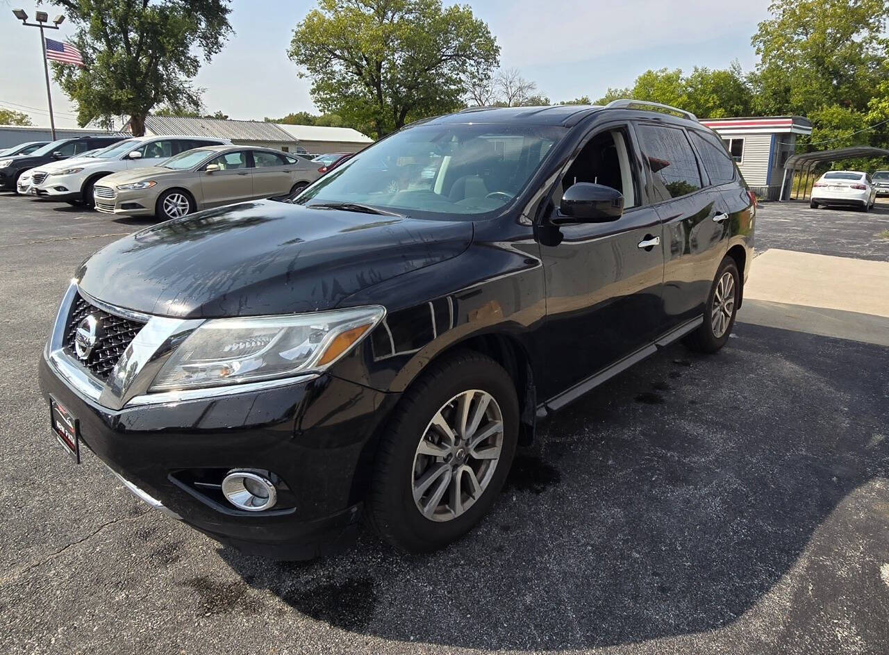 2015 Nissan Pathfinder for sale at Midwest Auto Loans in Davenport, IA