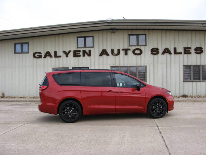 2026 Chrysler Pacifica Select's photo