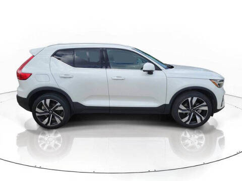 2023 Volvo XC40 B5 Plus Bright Theme