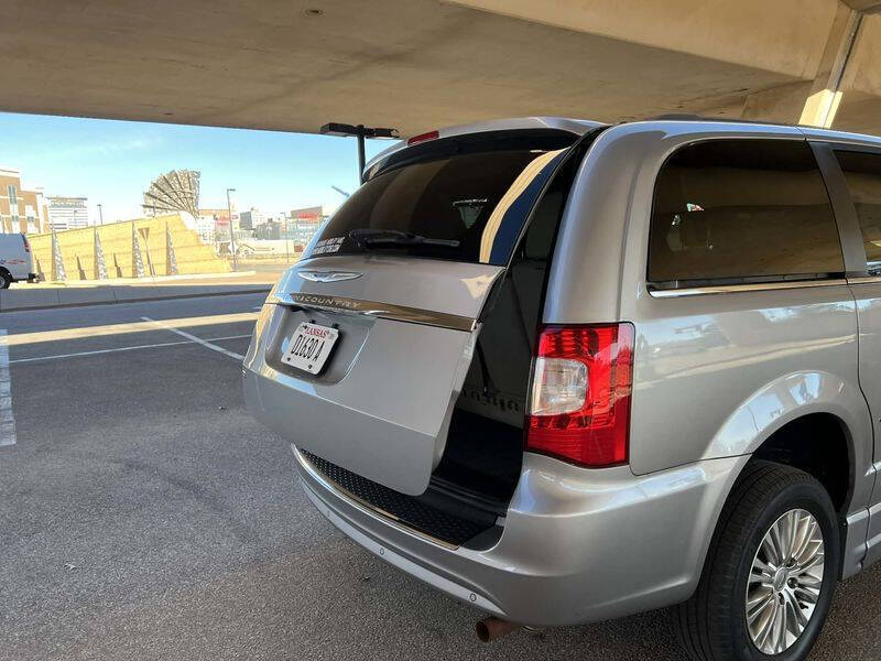 2016 Chrysler Town and Country Touring-L
