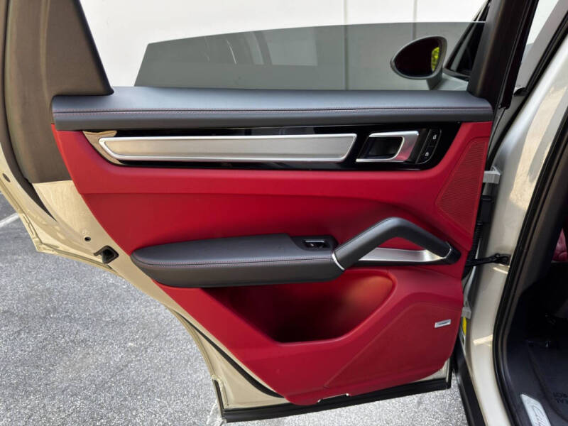 2022 Porsche Cayenne Turbo S E-Hybrid