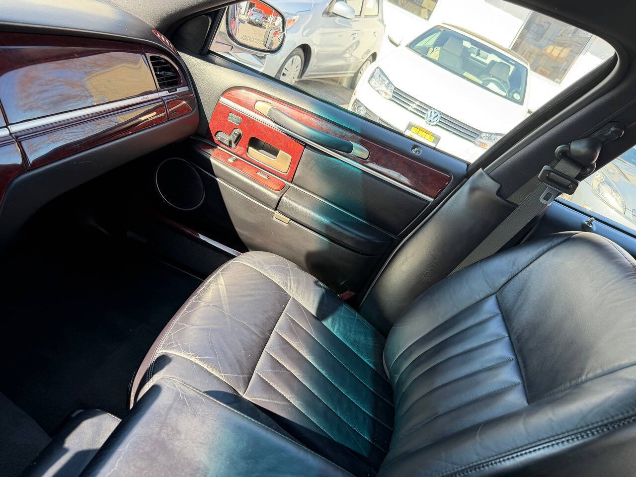 2005 Lincoln Town Car 10