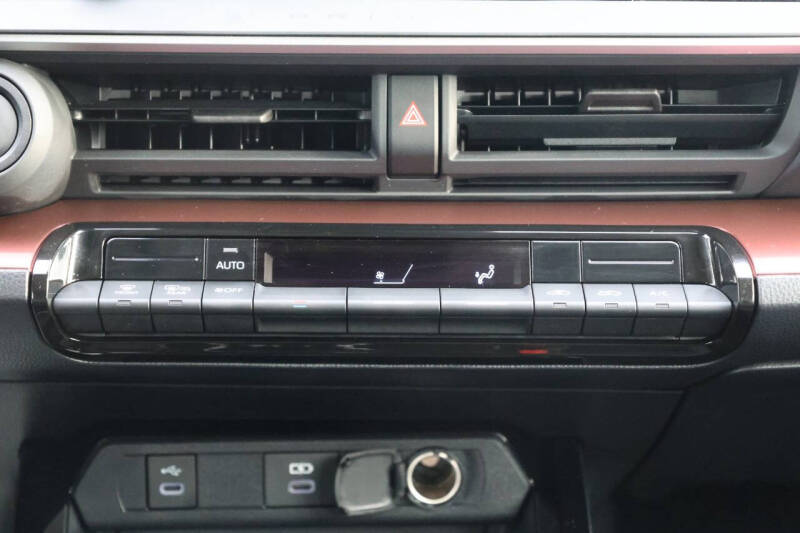 2025 Toyota Prius Plug-in Hybrid SE