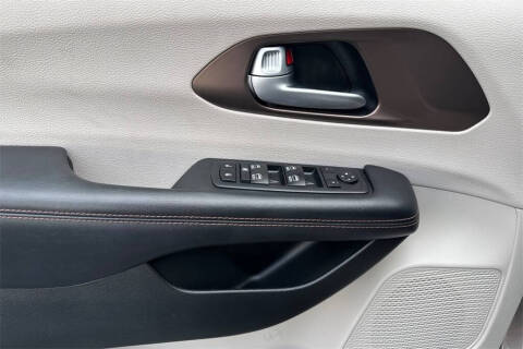 2017 Chrysler Pacifica Touring-L Plus