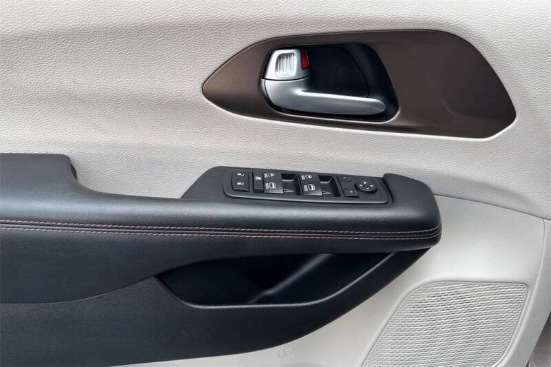 2017 Chrysler Pacifica Touring-L Plus