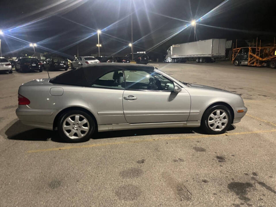 2000 Mercedes-Benz CLK for sale at Villa Park Cars in Oakbrook Terrace , IL