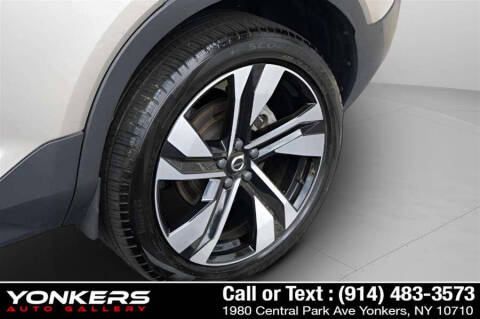 2023 Volvo XC40 B5 Ultimate Dark Theme