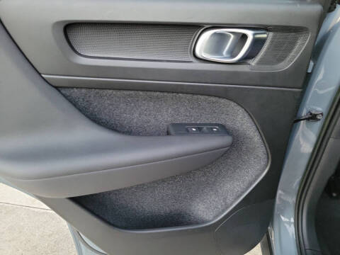 2023 Volvo XC40 B5 Plus Dark Theme