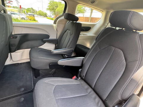 2022 Chrysler Voyager LX