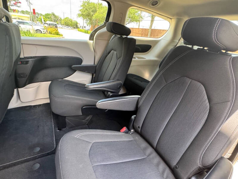 2022 Chrysler Voyager LX