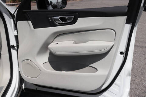 2024 Volvo XC60 B5 Core Dark Theme