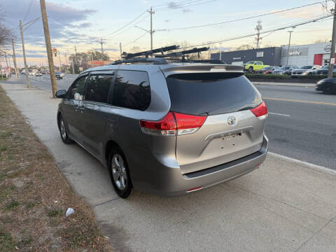 2013 Toyota Sienna LE 7-Passenger Auto Access Seat