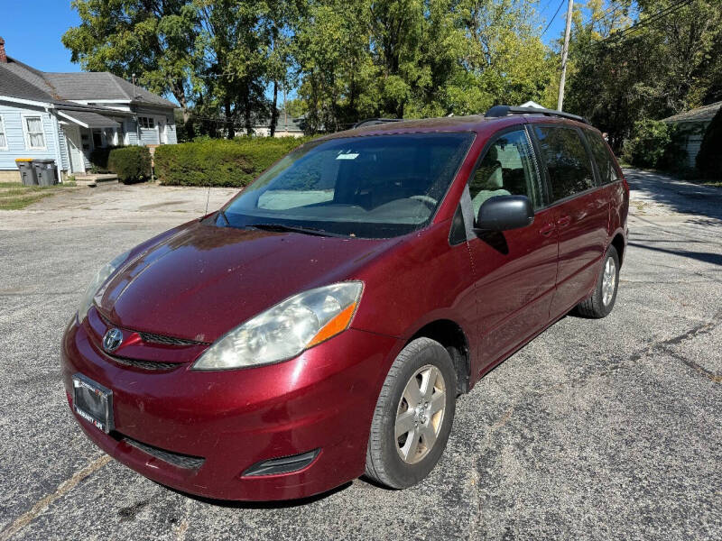 2008 Toyota Sienna LE photo 2