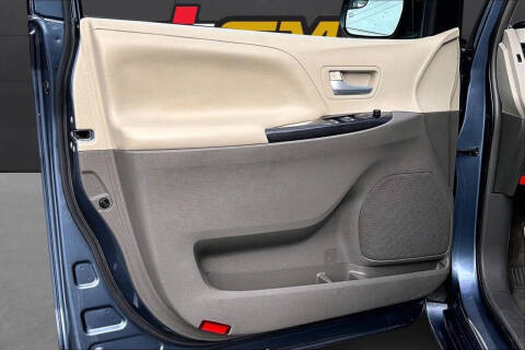 2017 Toyota Sienna LE 8-Passenger