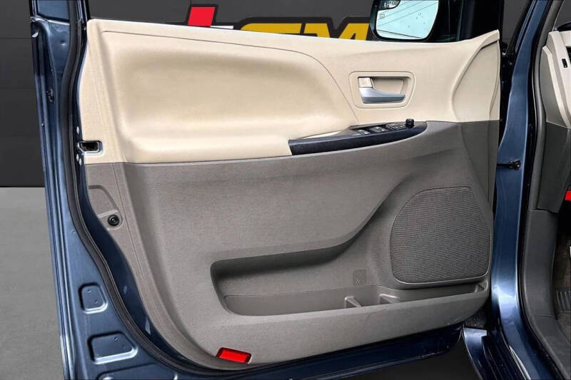 2017 Toyota Sienna LE 8-Passenger