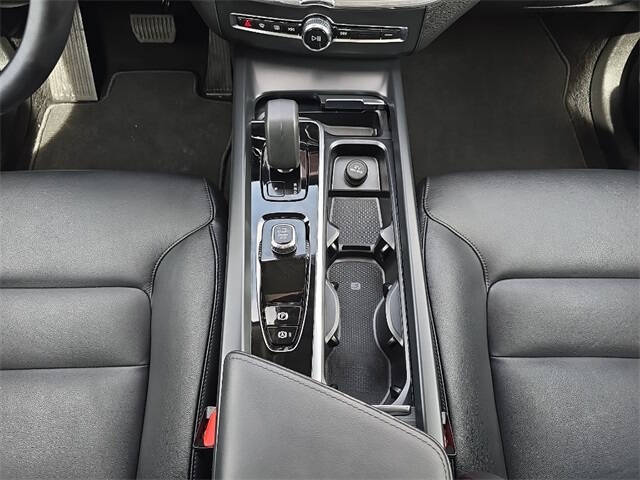 2024 Volvo XC60 B5 Core Dark Theme