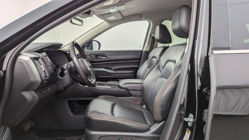 2023 Nissan Pathfinder SL