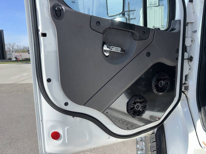 2017 Freightliner M2 106