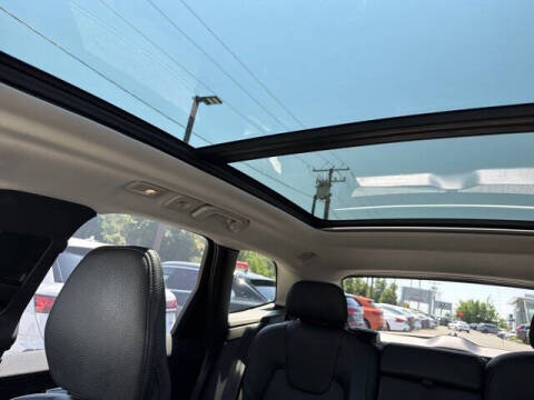 2025 Volvo XC60 B5 Plus Dark Theme