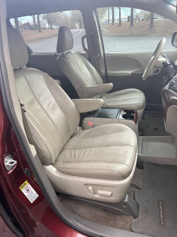 2014 Toyota Sienna XLE 7-Passenger Auto Access Seat
