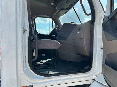 2012 Freightliner Cascadia 113 Semi Truck