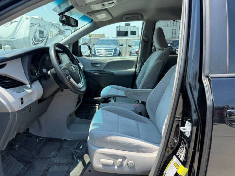 2017 Toyota Sienna LE 8-Passenger