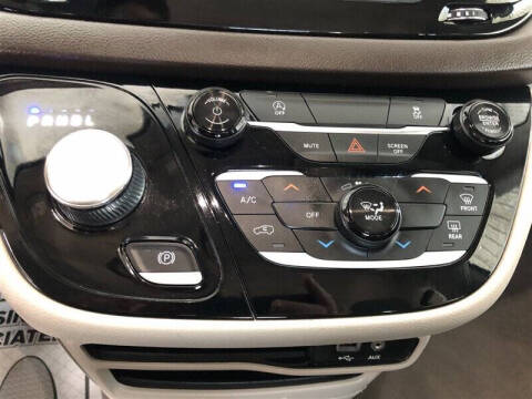 2020 Chrysler Voyager LX