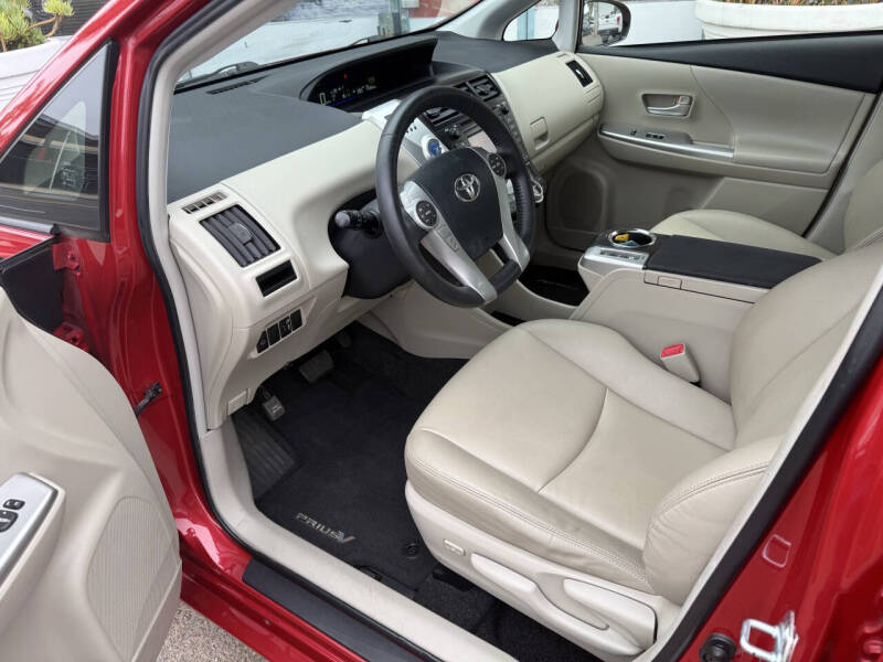 2013 Toyota Prius v Five