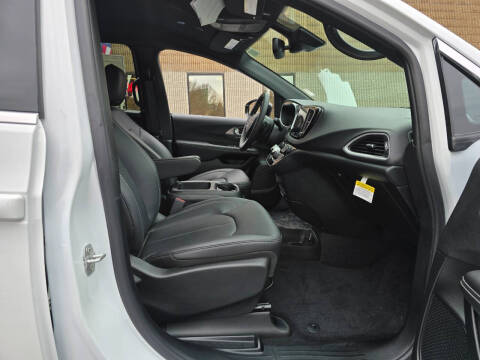 2025 Chrysler Voyager LX