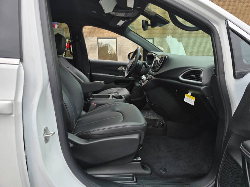 2025 Chrysler Voyager LX