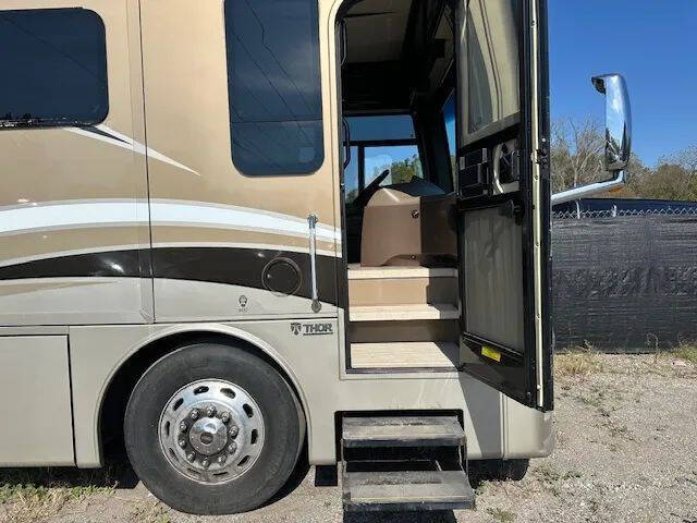 2016 Freightliner XCR Chassis