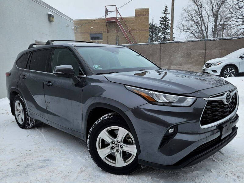 2020 Toyota Highlander LE's photo