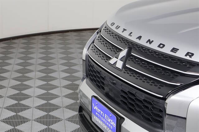 2024 Mitsubishi Outlander ES