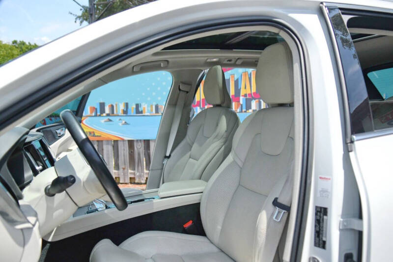 2023 Volvo XC60 B6 Ultimate Bright Theme