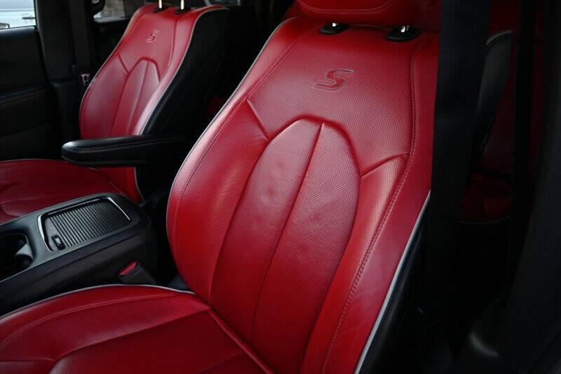 2020 Chrysler Pacifica Hybrid Limited Red S