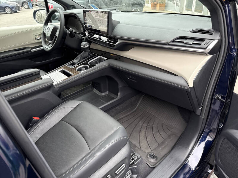 2025 Toyota Sienna Platinum 7-Passenger