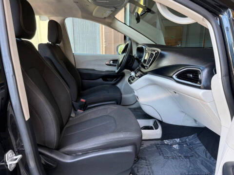 2021 Chrysler Voyager L