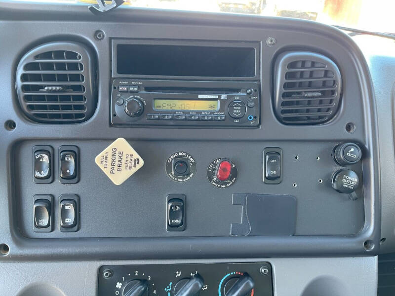 2013 Freightliner Business class M2