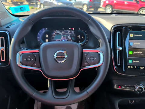 2025 Volvo XC40 B5 Core Bright Theme